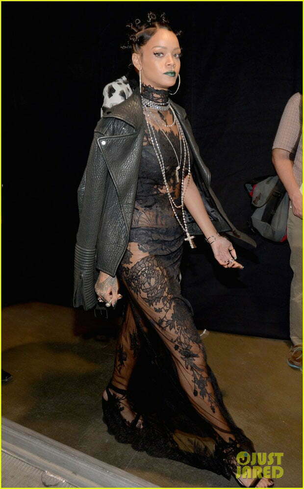 rihanna-iheartradio-music-awards-2014-04