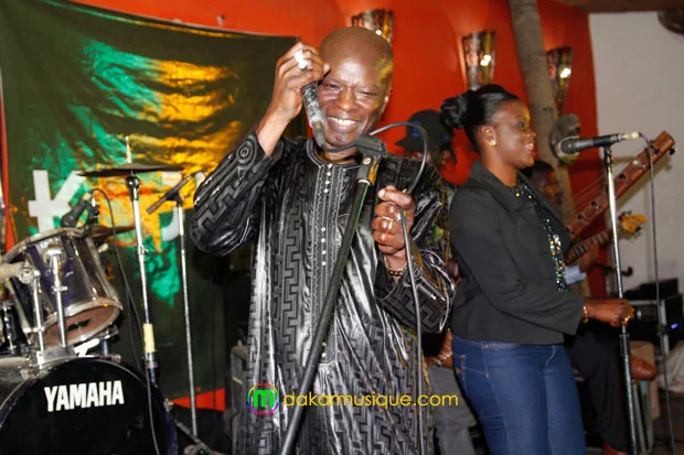 Dembel Diop, l’ex bassiste du Super Diamono dément la rumeur de la mort d’Omar Pène.