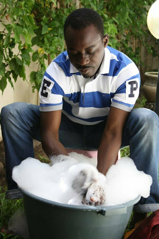 Célébration du 8 mars : DJ Boubs fait la lessive pour sa dame MAME DIARRA