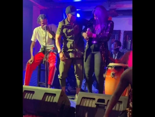 El Hadj Diouf à la soirée d'Abiba, galvanise la jeune chanteuse : “Yaye Sen Yaye”