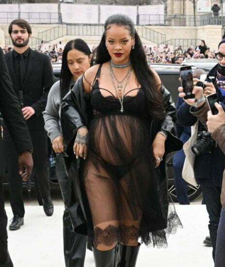 Enceinte, Rihanna a fait une nouvelle apparition remarquée à la Fashion Week de Paris