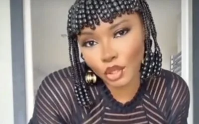 La chambre dhôtel de chanteuse nigérianne Yemi Alade a été saccagée et son argent volé à Abidjan.